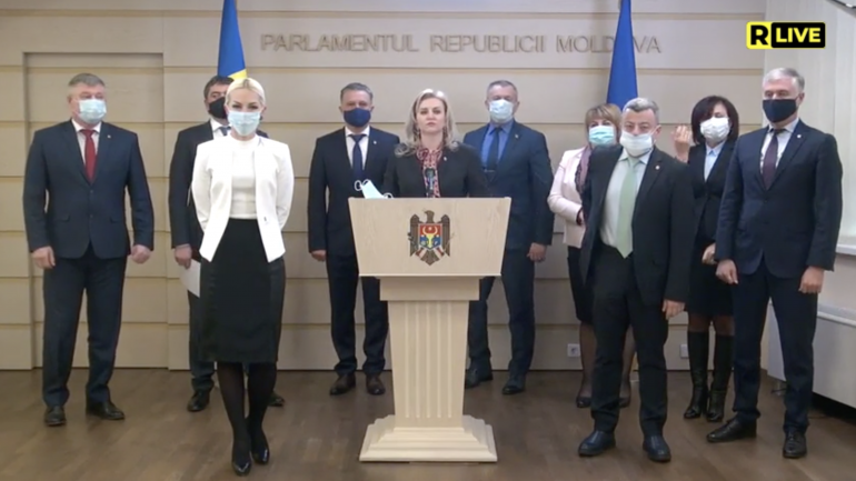 Fracțiunea Partidului Șor și Pentru Moldova face declarații de presă de la tribuna Parlamentului înainte de ședința plenară
