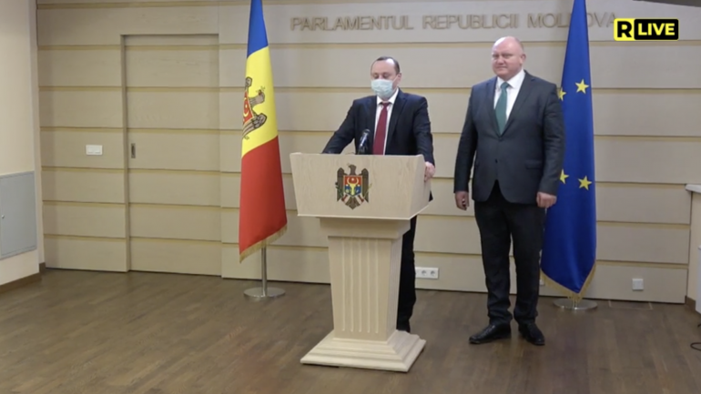 Deputații PSRM Vlad Batrîncea și Vasile Bolea fac declarații de presă de la tribuna Parlamentului