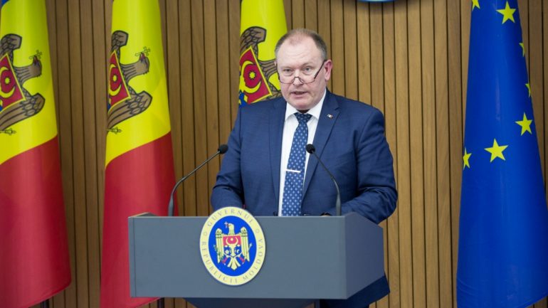 Prim-ministrul interimar, Aureliu Ciocoi, susține un briefing de presă după ședința Centrului unic de comandă