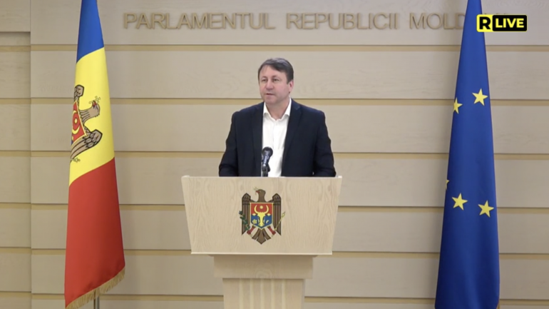 Deputatul Igor Munteanu susține un briefing de presă cu privire la introducerea sistemului de vot alternativ în Moldova