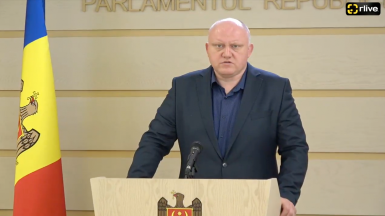 Vasile Bolea, președintele Comisiei juridice, numiri și imunități, susține declarații la tribuna Parlamentului