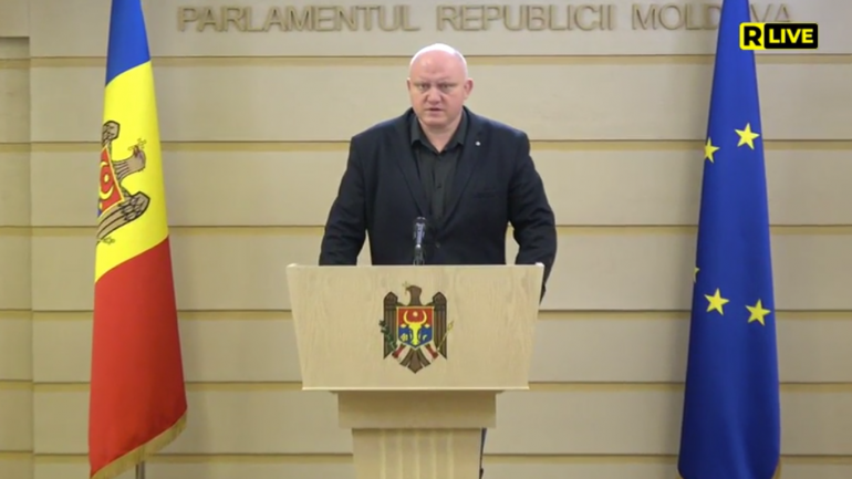 Președintele Comisiei juridice, numiri și imunități, deputatul PSRM Vasile Bolea, susține un briefing de presă
