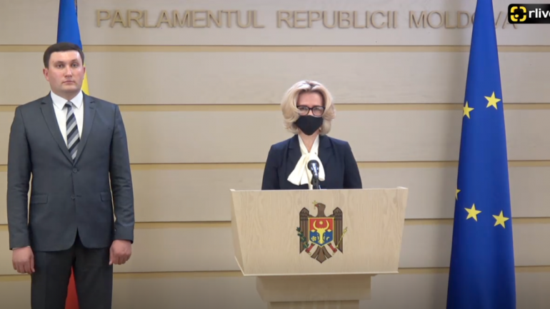 Deputații Fracțiunii PSRM Vladimir Odnostalco și Alla Darovannaia susțin un briefing de presă