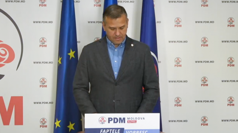 Vicepreședintele PDM, Alexandru Pînzari, fost ministru al Apărării, susține un briefing de presă