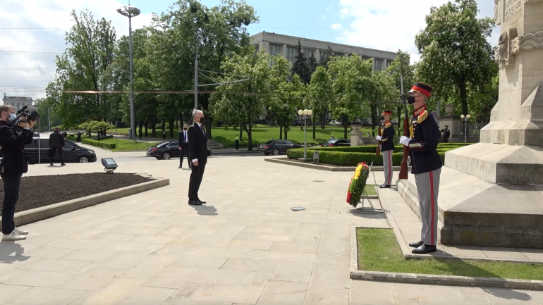 Președintele Gitanas Nauseda depune flori la monumentul Domnitorului Ștefan cel Mare și Sfânt