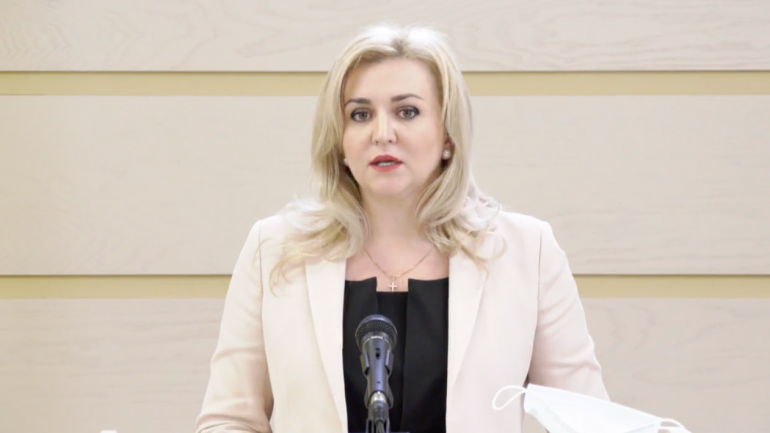 Deputatul platformei parlamentare „Pentru Moldova”, Ruxanda Glavan, susține un briefing de presă