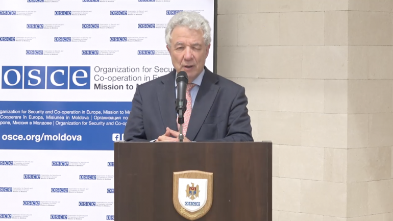 Reprezentantul special al OSCE pentru procesul de reglementare transnistreană, Thomas-Mayr Harting, susţine un briefing de presă