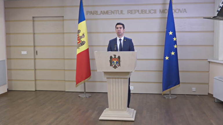 Deputatul fracțiunii PAS, Mihai Popșoi, susține un briefing de presă