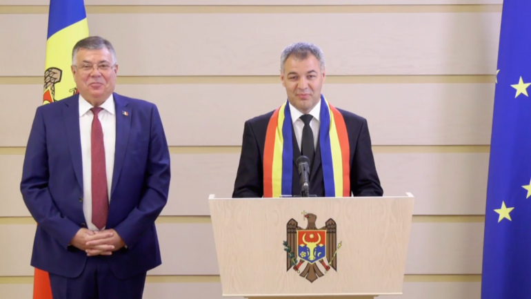 Deputații Iurie Reniță și Octavian Țîcu susțin un briefing de presă