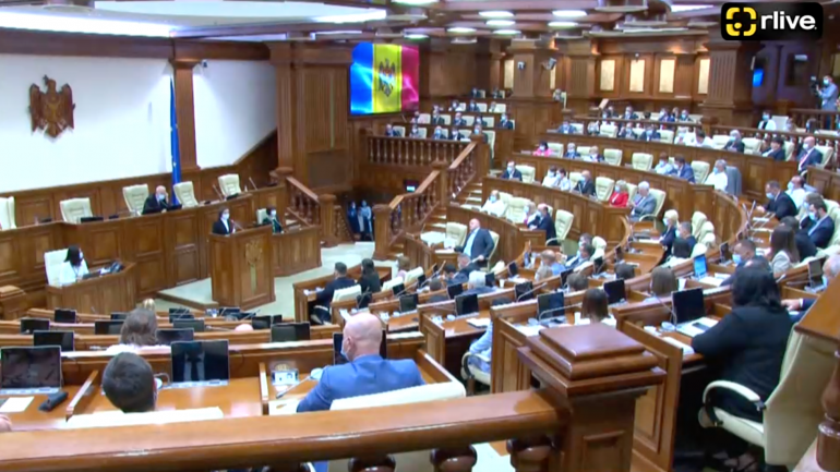 IMAGINI din sala de ședințe a Legislativului: Deputații se află la prima ședință a noului Parlament ales