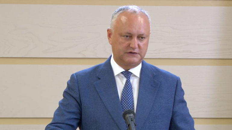 Deputatul Igor Dodon susține un briefing de presă la Parlament
