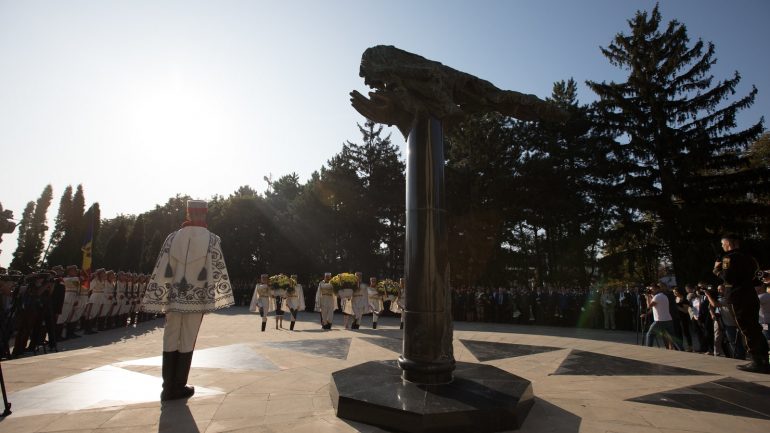 Depuneri de flori la monumentul „Maica Îndurerată” de la Complexul Memorial „Eternitate” cu ocazia Zilei Independenței Republicii Moldova