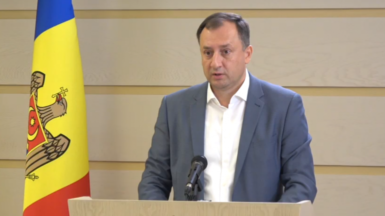Deputatul fracțiunii parlamentare a Partidului „ȘOR”, Denis Ulanov susține un briefing de presă la Parlament