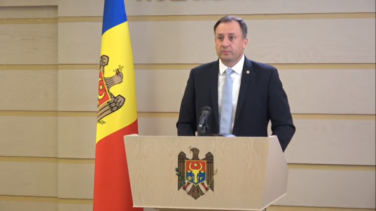 Deputatul partidului ”ȘOR”, Denis Ulanov susține o conferință de presă la Parlament