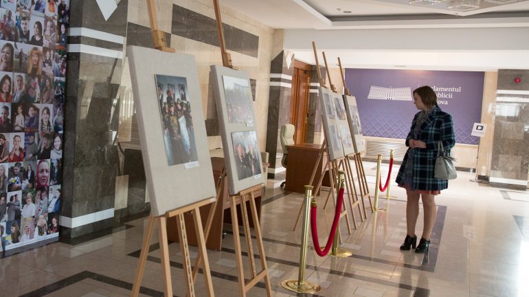 Expoziția de fotografie ”Abilitățile digitale conectează generații”, lansată de Parlamentul R. Moldova și Fondul ONU pentru Populație