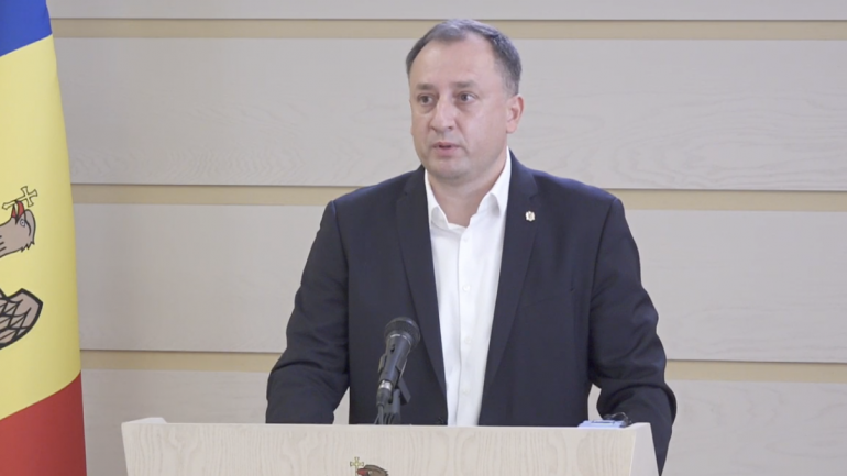 Deputatul fracțiunii parlamentare a Partidului „ȘOR”, Denis Ulanov, susține un briefing de presă