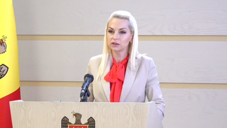 Deputatul Partidului „ȘOR”, Marina Tauber, susține un briefing de presă