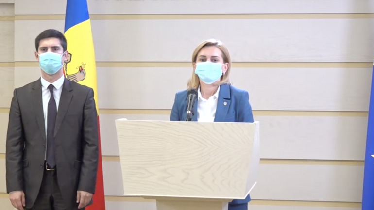 Deputații PAS Mihai Popșoi și Doina Gherman susțin un briefing de presă