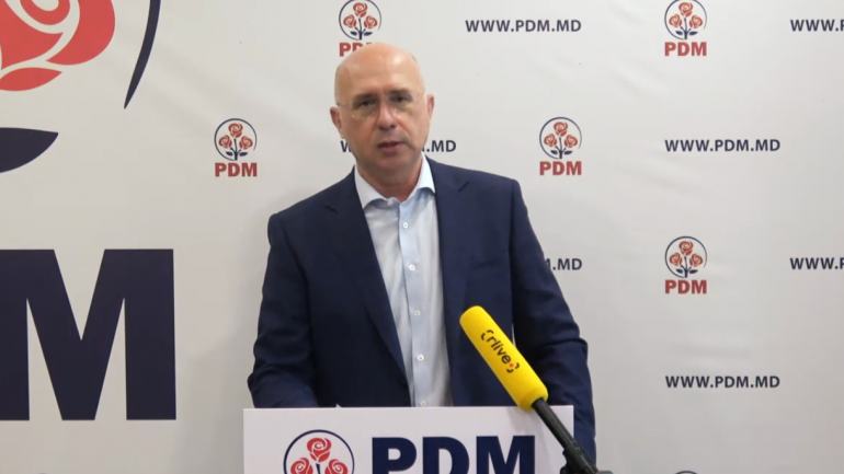 Președintele Partidului Democrat din Moldova, Pavel Filip, susține un briefing de presă