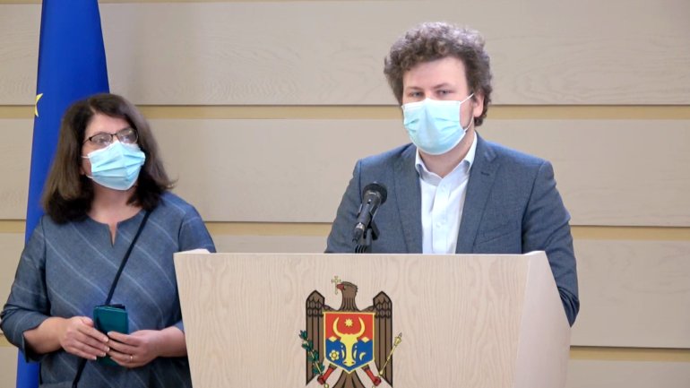 Deputații fracțiunii PAS, Dan Perciun și Liliana Nicolaescu-Onofrei, susțin un briefing de presă