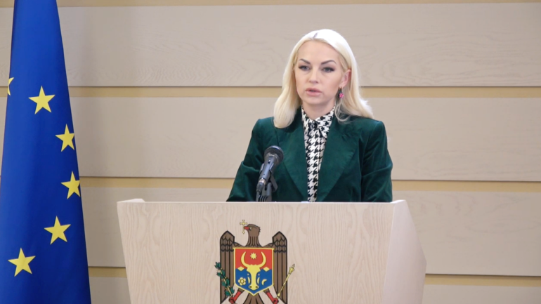 Deputatul Partidului „ȘOR”, Marina Tauber susține un briefing de presă la Parlament