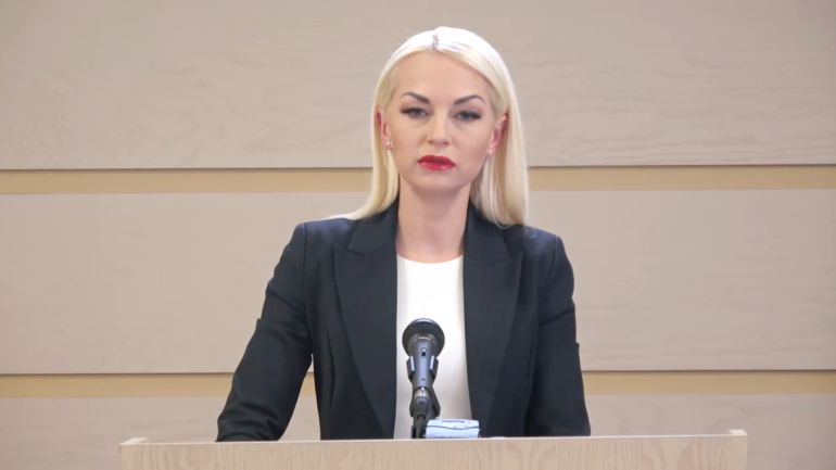 Deputații Partidului „ȘOR”, Marina Tauber și Denis Ulanov susțin un briefing de presă