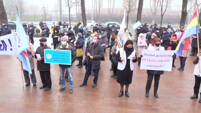 Protest organizat de Confederația Națională a Sindicatelor din Moldova în fața Parlamentului