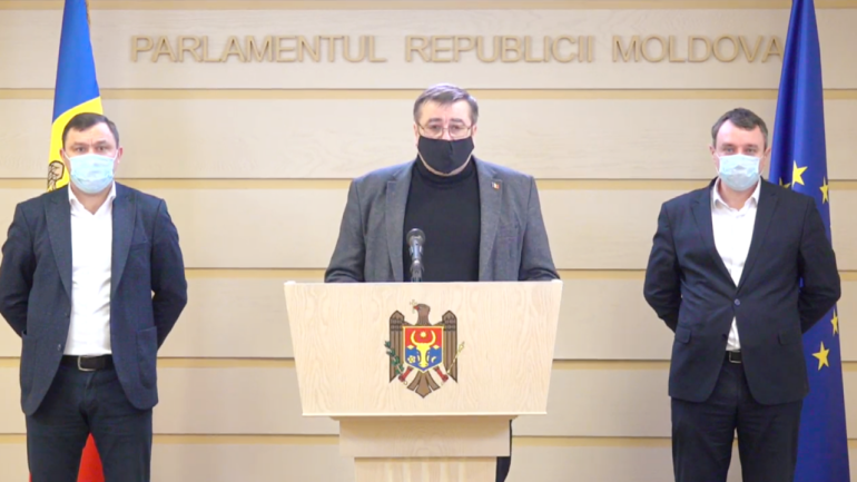 Deputații fracțiunii parlamentare Partidul Acțiune și Solidaritate, Vasile Grădinaru și Virgiliu Pâslariuc, susțin un briefing de presă