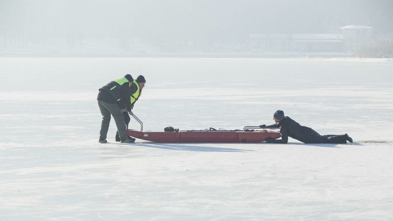 Simularea unei acțiuni de salvare în parcul „La Izvor”: Plimbările pe gheața bazinelor acvatice sunt periculoase