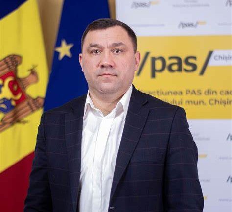 Deputatul Fracțiunii Partidului Acțiune și Solidaritate, Vasile Grădinaru, susține un briefing de presă