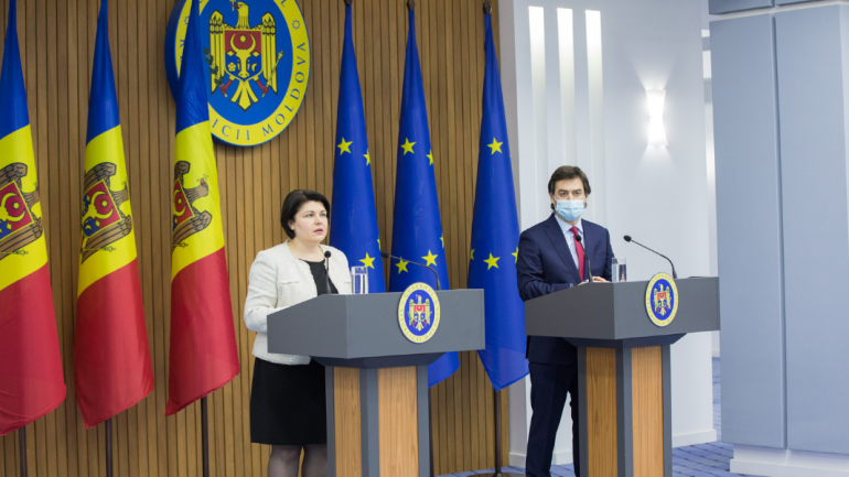 Prim-ministra Natalia Gavrilița și ministrul Afacerilor Externe și Integrării Europene, Nicu Popescu, susțin o conferință de presă
