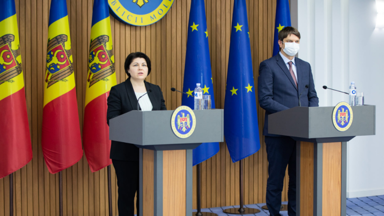 Prim-ministra Natalia Gavrilița şi viceprim-ministrul, ministrul Infrastructurii şi Dezvoltării Regionale, Andrei Spînu, susțin o conferință de presă