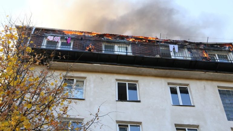 Primarul general al municipiului Chișinău, Ion Ceban, întreprinde o vizită de lucru pe șantierul imobilului, a cărui mansardă a fost distrusă în urma incendiului din 23 octombrie 2021