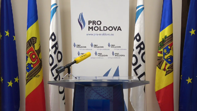 Președintele interimar al PRO Moldova, Foca Boris, susține un briefing de presă
