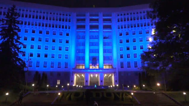 Iluminarea Parlamentului Republicii Moldova în stilul drapelului UE, în contextul Zilei Europei