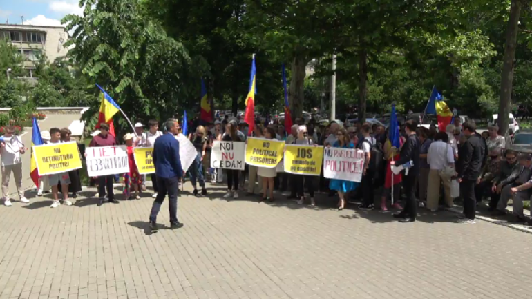 Deputații PSRM organizează un protest în fața Curții de Apel Chișinău în susținerea lui Igor Dodon