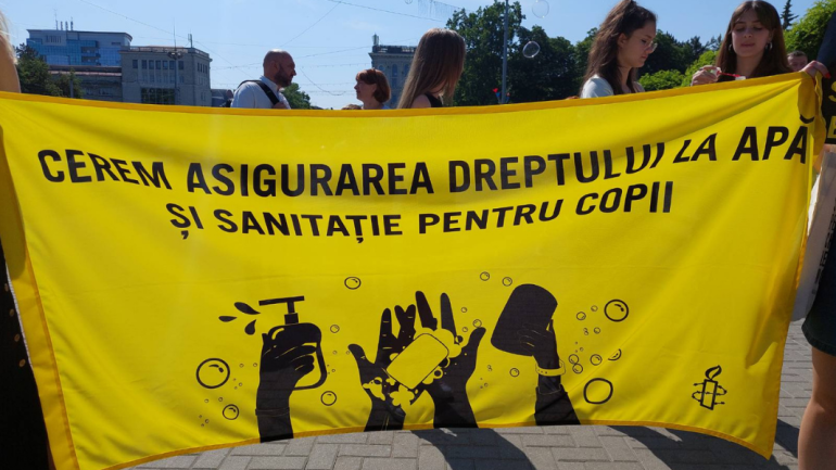 Amnesty International organizează un flashmob pentru a cere ca în toate școlile din Moldova să fie asigurat dreptul elevilor la apă, igienă și sanitație