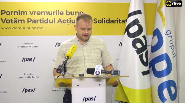 Consilierii municipali PAS, Dumitru Ivanov și Roman Roșca, susțin o conferință de presă