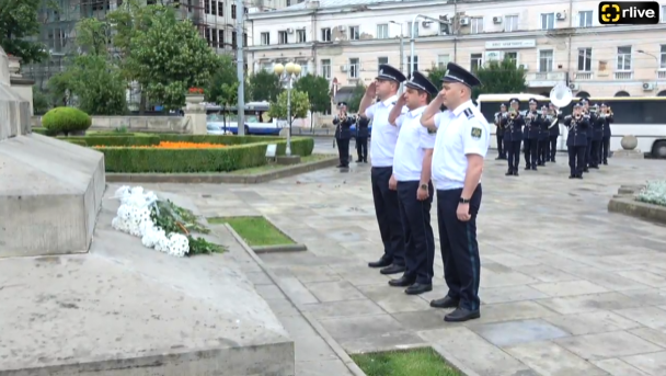 Depunere de flori la monumentul lui Ștefan cel Mare și Sfânt de către conducerea Poliției de Frontieră