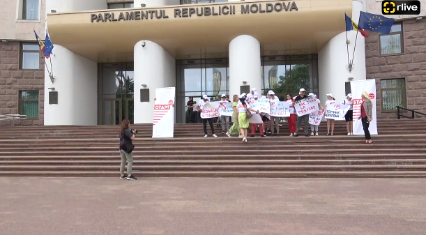 Deputații Partidului „ȘOR” și ai PCRM, împreună cu reprezentanții organizației de tineret „START” organizează un flash-mob