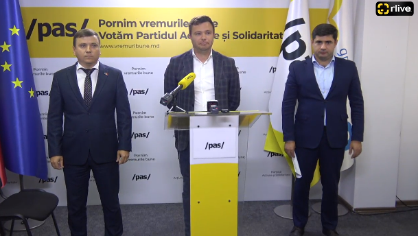 Roman Cojuhari, președintele fracțiunii PAS din CMC, Sergiu Lazarencu, deputat PAS și Ilie Leahu, primarul comunei Băcioi susțin o conferință de presă