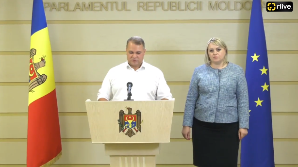 Deputații Fracțiunii parlamentare a Blocului Comuniștilor și Socialiștilor, Irina Lozovan și Alexandr Nesterovschi, susține un briefing de presă