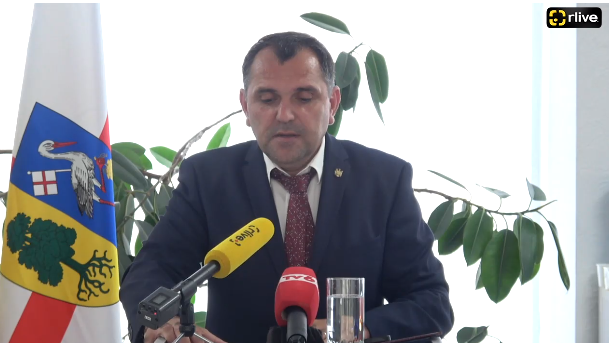 Președintele raionului Orhei, Dinu Țurcanu, susține o conferință de presă privind problema deschiderii unei extensiuni a Universității A. I. Cuza din Iași, în orașul Orhei.