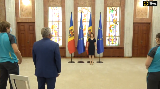 Înmânarea Drapelului de Stat al Republicii Moldova de către Președinta Maia Sandu, către echipa Olimpică de Tineret