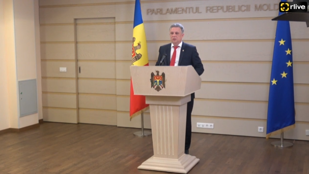 Deputatul Partidului politic Șor, Vadim Fotescu, susține un briefing de presă