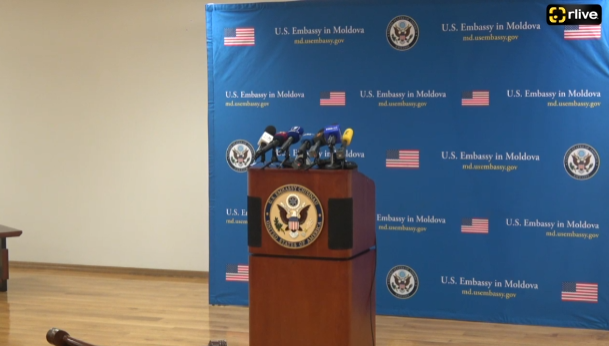 Ambasadorul SUA în Republica Moldova, Kent D. Logsdon face un anunț către presă