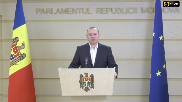 Vicepreședintele Parlamentului, Vlad Batrîncea, susține un briefing de presă