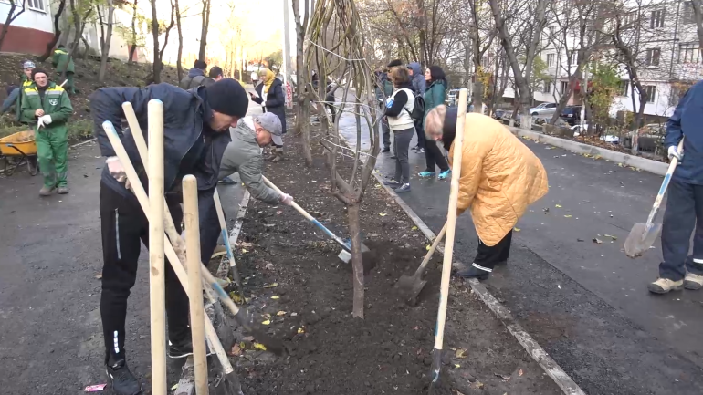Primarul General, Ion Ceban, alături de angajații municipalității, participă la plantarea arborilor pe teritoriile instituțiilor de învățământ din capitală în Parcul Râșcani