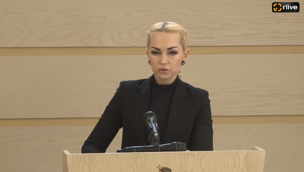 Deputatul Partidului „ȘOR”, Marina Tauber, susține un briefing de presă