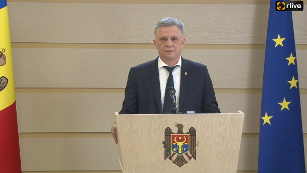 Deputatul fracțiunii parlamentare a Partidului „ȘOR”, Vadim Fotescu, susține un briefing de presă